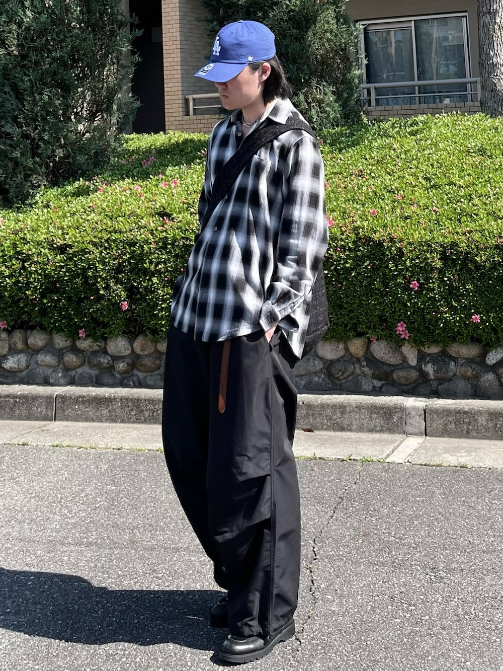 「スニーカー、ショルダーバッグ、春夏コーデ、シンプルコーデ、韓国ファッション、プチプラ、きれいめカジュアル、シャツスタイル、アウトドアスタイル、スポーツミックス、春カラー、夏コーデ、シャツ好き集まれ、雨の日コーデ、ブラックコーデ」｜「THE CRAFT CREW PRODUCTSの【THE CRAFT CREW PRODUCTS】ファンクショナルファブリック ビッグシルエット アソートレギュラーカラー長袖シャツ / 抗菌・防臭・イージーケア（シャツ/ブラウス、ホワイト系）」を使った、takumaさん（メンズ・180cm）の春コーディネートの4枚目の写真