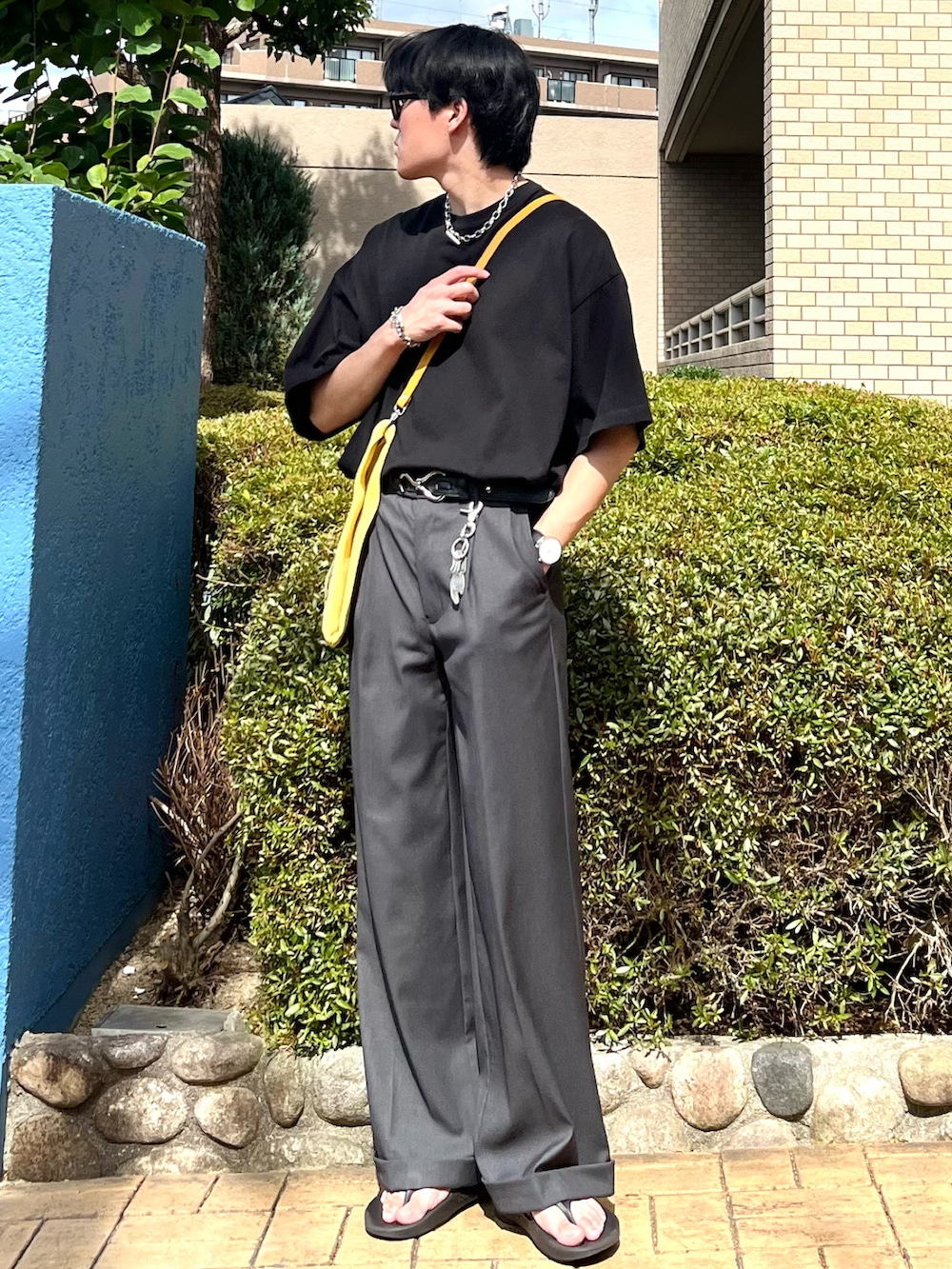 「レイヤードスタイル、お出かけコーデ、プチプラ、古着MIX、アツいコーデ全部見せ、夏だ！Tシャツ着よう！、スラックス、ショルダーバッグ、スポーツミックス、サンダル、サングラス、夏コーデ、メガネ男子、デートコーデ、モノトーン」｜「SINSSのLoose fit heavyweight T-shirt / ルーズフィットヘビーウェイトTシャツ（Tシャツ/カットソー、ブラック系）」を使った、takumaさん（メンズ・180cm）の夏コーディネートの3枚目の写真