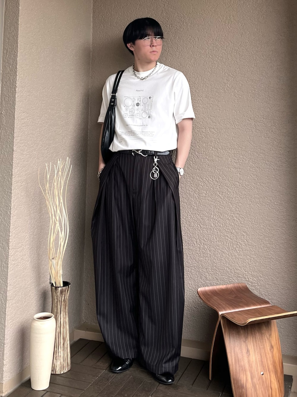 「モノトーン、スポーツミックス、雨の日コーデ、白Tシャツ、Tシャツ、ワイドパンツ、レイヤードスタイル、韓国ファッション、サングラス、スラックス、春夏コーデ、夏コーデ、きれいめカジュアル、プチプラ、シンプルコーデ」｜「soerteの4 pattern assort graphic Tee/４パターンアソートグラフィックT（Tシャツ/カットソー、その他）」を使った、takumaさん（メンズ・180cm）の夏コーディネートの4枚目の写真