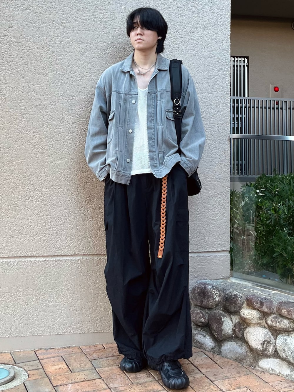 「デニム、レイヤードスタイル、スポーツミックス、秋コーデ、プチプラ、古着MIX、淡色コーデ、カーゴパンツ、ショルダーバッグ、レザー、モノトーン、デニムジャケット、お出かけコーデ、テーマパークコーデ、ハロウィン」|「WYM LIDNMのHEAVY OZ WIDE DENIM SET-UP(セットアップ、グレー系)」を使った、takumaさん(メンズ・180cm)の秋コーディネートの4枚目の写真