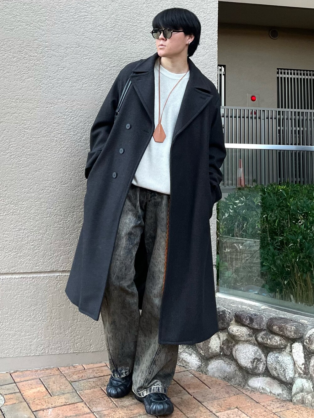 「最近のいい感じコーデ、ロングコート、冬アウター、冬コーデ、きれいめカジュアル、シンプルコーデ、レザー、デニム、レイヤードスタイル、ニット、マイベストコーデ2024、クリスマスに着たい服、ブラウン、淡色コーデ、古着MIX」|「WYM LIDNMのSMOOTH HERRINGBONE MAXI OVER COAT(チェスターコート、グレー系)」を使った、takumaさん(メンズ・180cm)の冬コーディネートの4枚目の写真