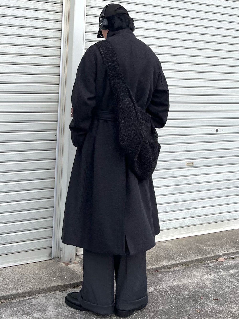 「プチプラ、冬アウター、冬コーデ、きれいめカジュアル、レイヤードスタイル、キャップ、スラックス、レザー、ブラックコーデ、モノトーン、古着MIX、ワイドパンツ、チェスターコート、休日スタイル、大人カジュアル」|「WYM LIDNMのSMOOTH HERRINGBONE MAXI OVER COAT(チェスターコート、グレー系)」を使った、takumaさん(メンズ・180cm)の冬コーディネートの3枚目の写真
