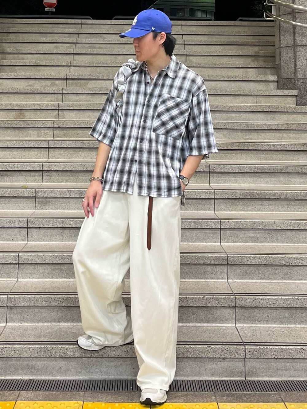 「アツいコーデ全部見せ、お出かけコーデ、古着MIX、シャツスタイル、秋服準備はじめました、チェック、デニム、スニーカー、キャップ、ショルダーバッグ、夏コーデ、きれいめカジュアル、プチプラ、レイヤードスタイル、デートコーデ」｜「epnokのワッシャーオンブレチェックルーズシャツ（シャツ/ブラウス、ブラック系）」を使った、takumaさん（メンズ・180cm）の夏コーディネートの2枚目の写真