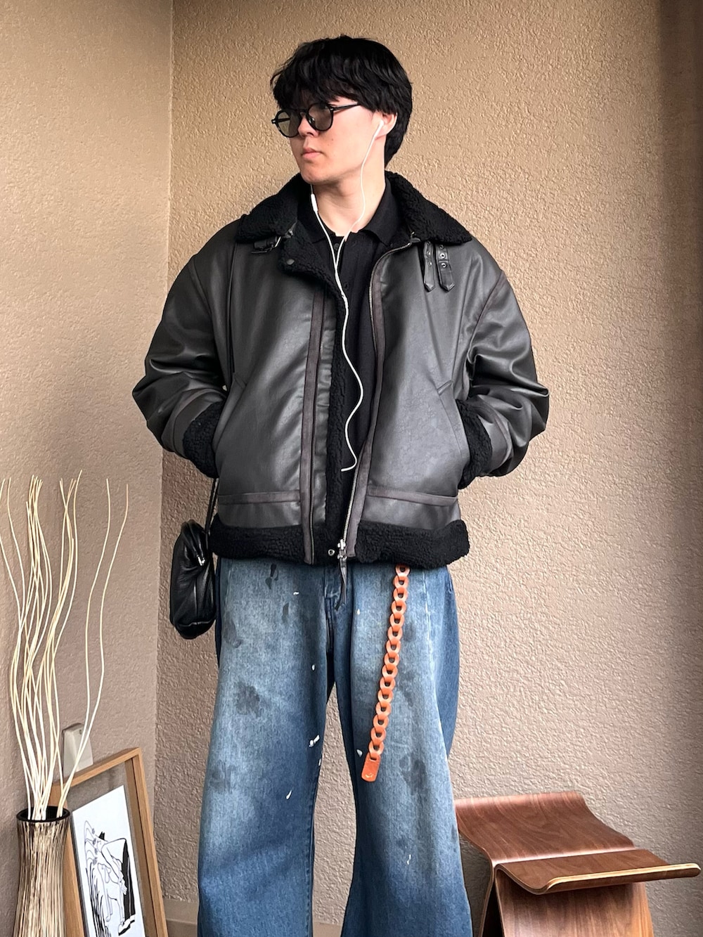 グレー系のシャツ/ブラウス、グレー系のブルゾン、ブルー系のデニムパンツを着用したメンズの秋コーディネートの2枚目の写真