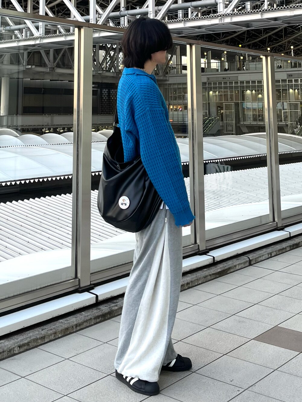 「お出かけコーデ、シンプルコーデ、メガネ男子、ショルダーバッグ、韓国ファッション、スニーカー、プチプラ、デートコーデ、ストリート、春夏コーデ、淡色コーデ、モード、きれいめカジュアル、休日スタイル、春カラー」|「ENDER PRODUCTSの3Dコードヤーンダメージニット ビッグシルエットポロシャツ【ENDER PRODUCTS/エンダープロダクツ】(ニット/セーター、ブルー系)」を使った、takumaさん(メンズ・180cm)の春コーディネートの4枚目の写真
