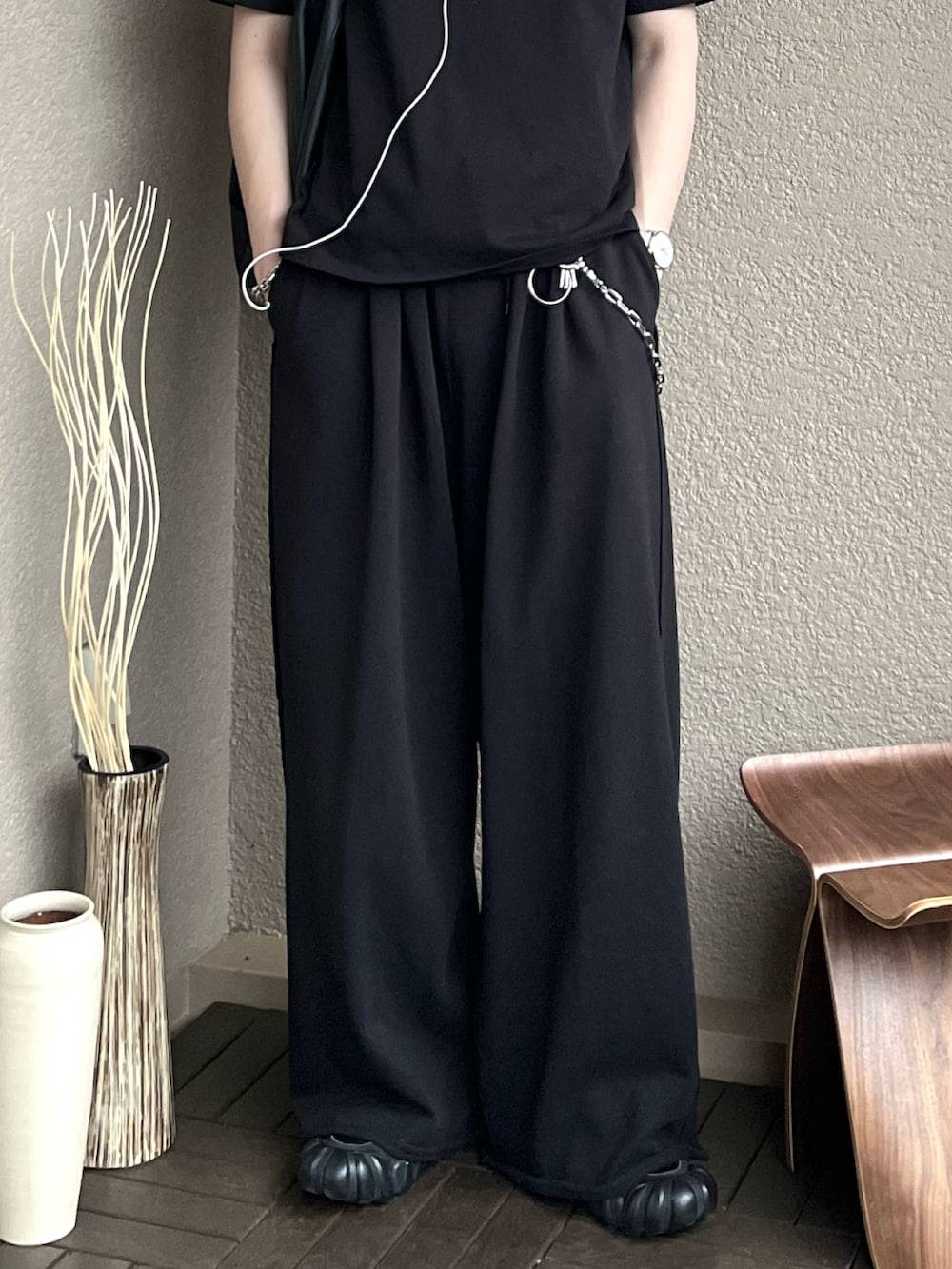 「レイヤードスタイル、スポーツミックス、黒Tシャツ、ワイドパンツ、キャップ、Tシャツ、サングラス、ショルダーバッグ、夏コーデ、雨の日コーデ、きれいめカジュアル、古着MIX、プチプラ、シンプルコーデ、モノトーン」｜「WYM LIDNMのEXTRA FINE COTTON BASIC TEE -SLIM CROPPED FIT-（Tシャツ/カットソー、ブラック系）」を使った、takumaさん（メンズ・180cm）の夏コーディネートの3枚目の写真