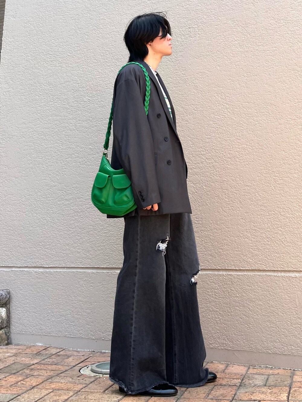 「お出かけコーデ、シンプルコーデ、デートコーデ、韓国ファッション、春コーデ、レイヤードスタイル、デニム、プチプラ、ジャケットスタイル、春アウター、きれいめカジュアル、ローファー、ストリート、モード、モノトーン」｜「soerteのOversized double-breasted jacket/オーバーサイズダブルブレストストレートジャケット（テーラードジャケット、グレー系）」を使った、takumaさん（メンズ・180cm）の春コーディネートの3枚目の写真
