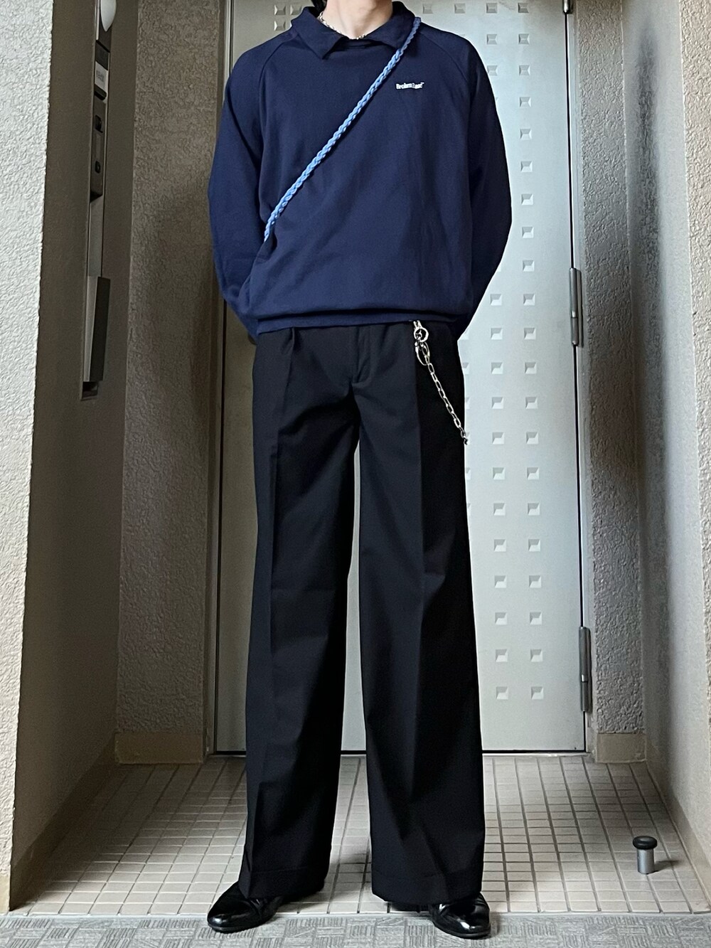 「ロゴスウェット、スウェット、春のおしゃ見えテクニック、おでかけコーデ、休日スタイル、シンプルコーデ、デートコーデ、レイヤードスタイル、プチプラ、スラックス、キャップ、レザー、きれいめカジュアル、春コーデ、春色」|「BROKEN BASEの襟付きワンポイント刺繍スウェット(スウェット、ブルー系)」を使った、takumaさん(メンズ・180cm)の春コーディネートの2枚目の写真