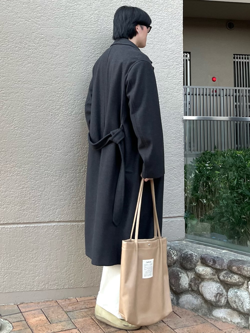 「真冬のあったかスタイル、チョコ色に染まれ、ロングコート、カーゴパンツ、レザー、冬コーデ、冬アウター、きれいめカジュアル、レイヤードスタイル、デートコーデ、お出かけコーデ、古着MIX、トートバッグ、韓国ファッション、ニット」|「WYM LIDNMのSMOOTH HERRINGBONE MAXI OVER COAT(チェスターコート、グレー系)」を使った、takumaさん(メンズ・180cm)の冬コーディネートの4枚目の写真