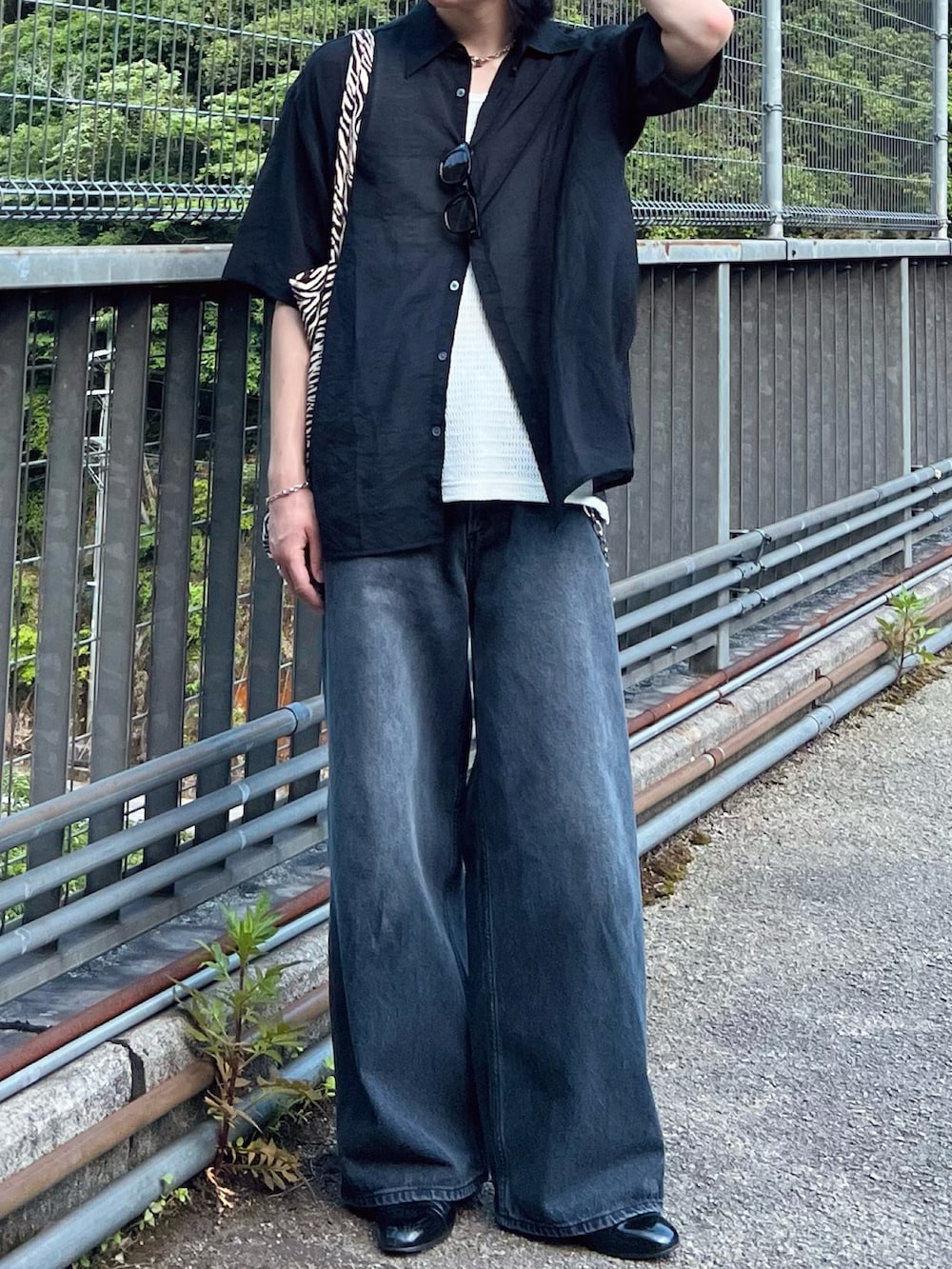 「レイヤードスタイル、フェススタイル、夏コーデ、テーマパークコーデ、さらっと晴れやかスナップ、シャツ好き集まれ、シャツスタイル、タンクトップ、デニム、トートバッグ、キャップ、デートコーデ、プチプラ、きれいめカジュアル、スポーツミックス」|「EMMA CLOTHESのシアーS/Sルーズシャツ EMMA CLOTHES 2024SS(シャツ/ブラウス、ブラック系)」を使った、takumaさん(メンズ・180cm)の夏コーディネートの3枚目の写真