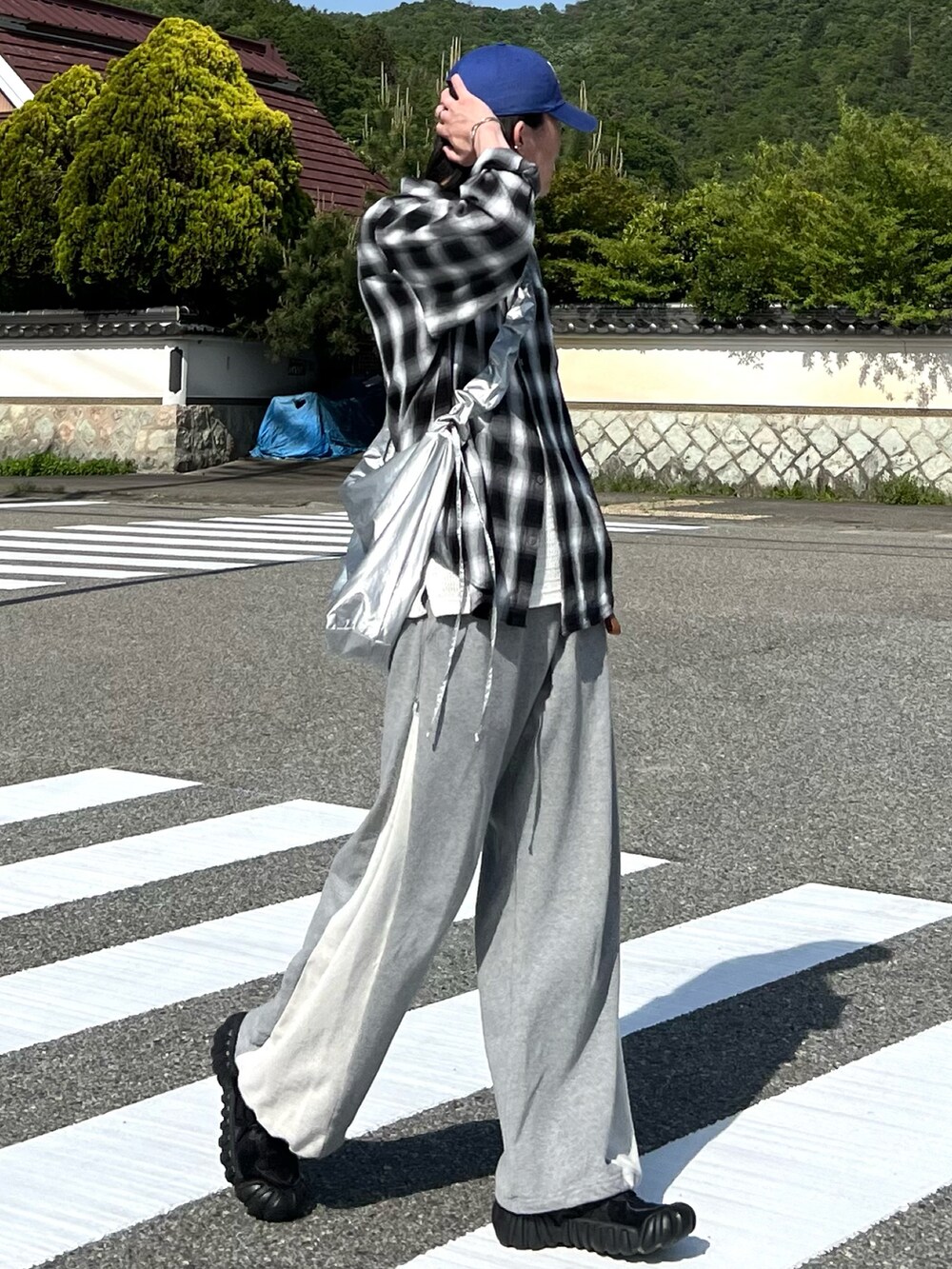 「シャツスタイル、スニーカー、春夏コーデ、モード、韓国ファッション、プチプラ、シンプルコーデ、きれいめカジュアル、スポーツミックス、チェック、キャップ、パステルカラー、夏コーデ、レイヤードスタイル、春カラー」|「THE CRAFT CREW PRODUCTSの【THE CRAFT CREW PRODUCTS】ファンクショナルファブリック ビッグシルエット アソートレギュラーカラー長袖シャツ / 抗菌・防臭・イージーケア(シャツ/ブラウス、ホワイト系)」を使った、takumaさん(メンズ・180cm)の春コーディネートの4枚目の写真