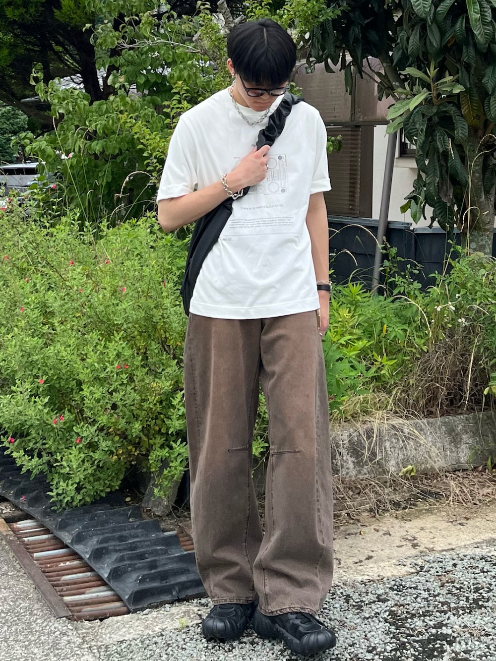 「休日スタイル、きれいめカジュアル、韓国ファッション、夏だ!Tシャツ着よう!、白Tシャツ、デニム、スニーカー、ショルダーバッグ、サングラス、お出かけコーデ、プチプラ、古着MIX、アウトドアスタイル、ロゴT、夏コーデ」|「soerteの4 pattern assort graphic Tee/4パターンアソートグラフィックT(Tシャツ/カットソー、その他)」を使った、takumaさん(メンズ・180cm)の夏コーディネートの3枚目の写真
