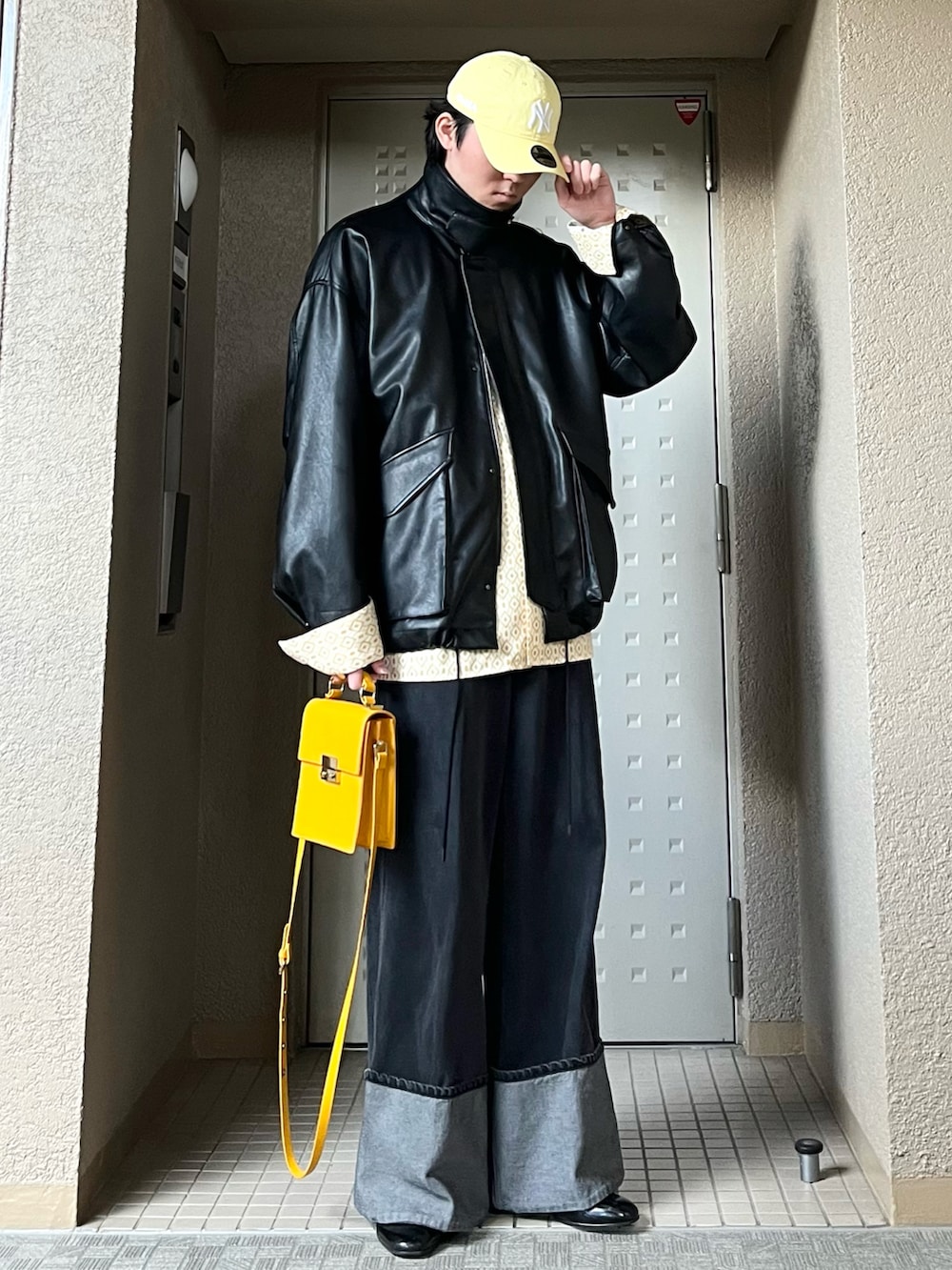 「春コーデ、春色、デニム、デートコーデ、シンプルコーデ、レイヤードスタイル、お出かけコーデ、キャップ、大人カジュアル、休日スタイル、春アウター、ジャケットスタイル、ジャケットコーデ、春のNewスタイル、WEARyouthコーデ」｜「WYM LIDNMのFAUX LEATHER MILITARY BLOUSON（ブルゾン、ブラック系）」を使った、takumaさん（メンズ・180cm）の春コーディネートの2枚目の写真