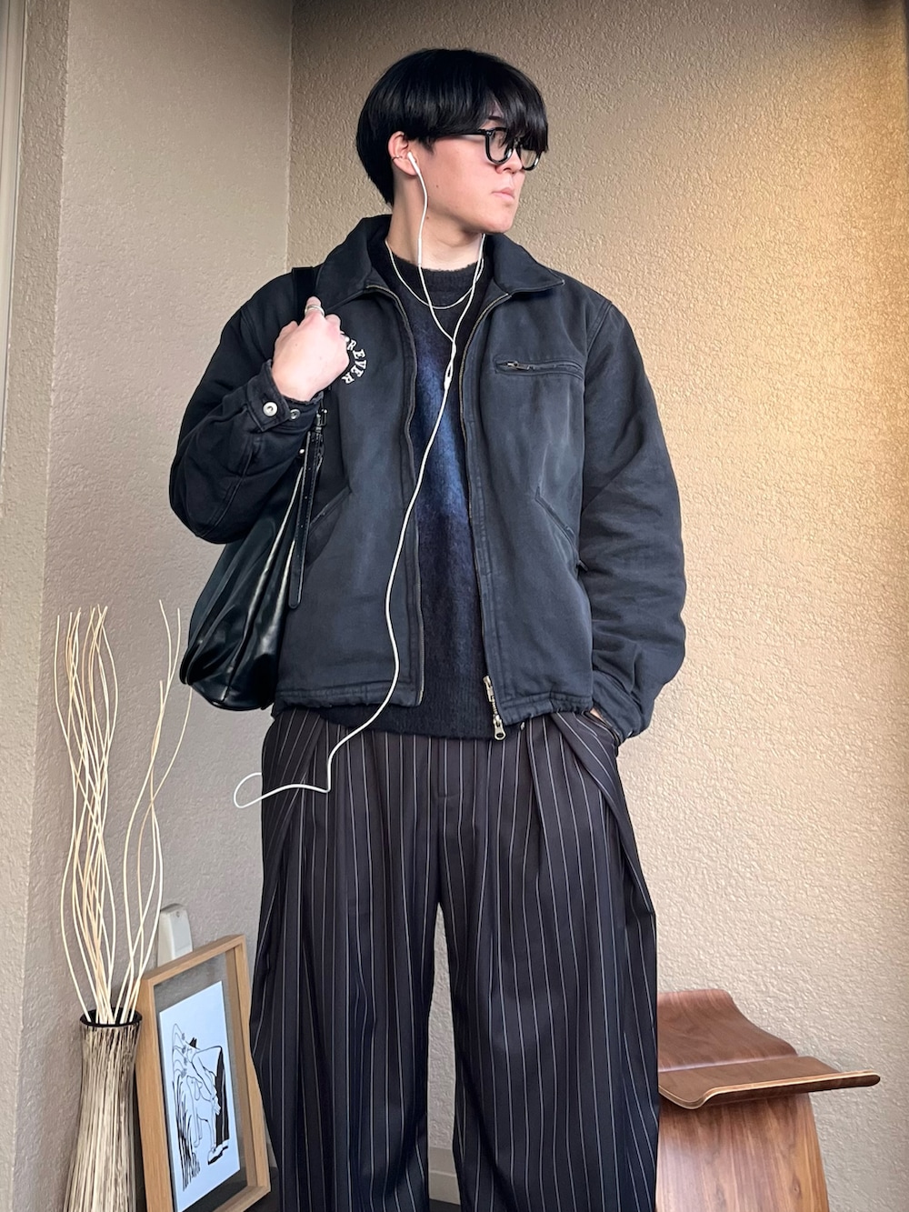 ブラック系のショルダーバッグ、ブラック系のニット/セーター、ブラック系のブルゾンを着用したメンズの冬コーディネートの2枚目の写真