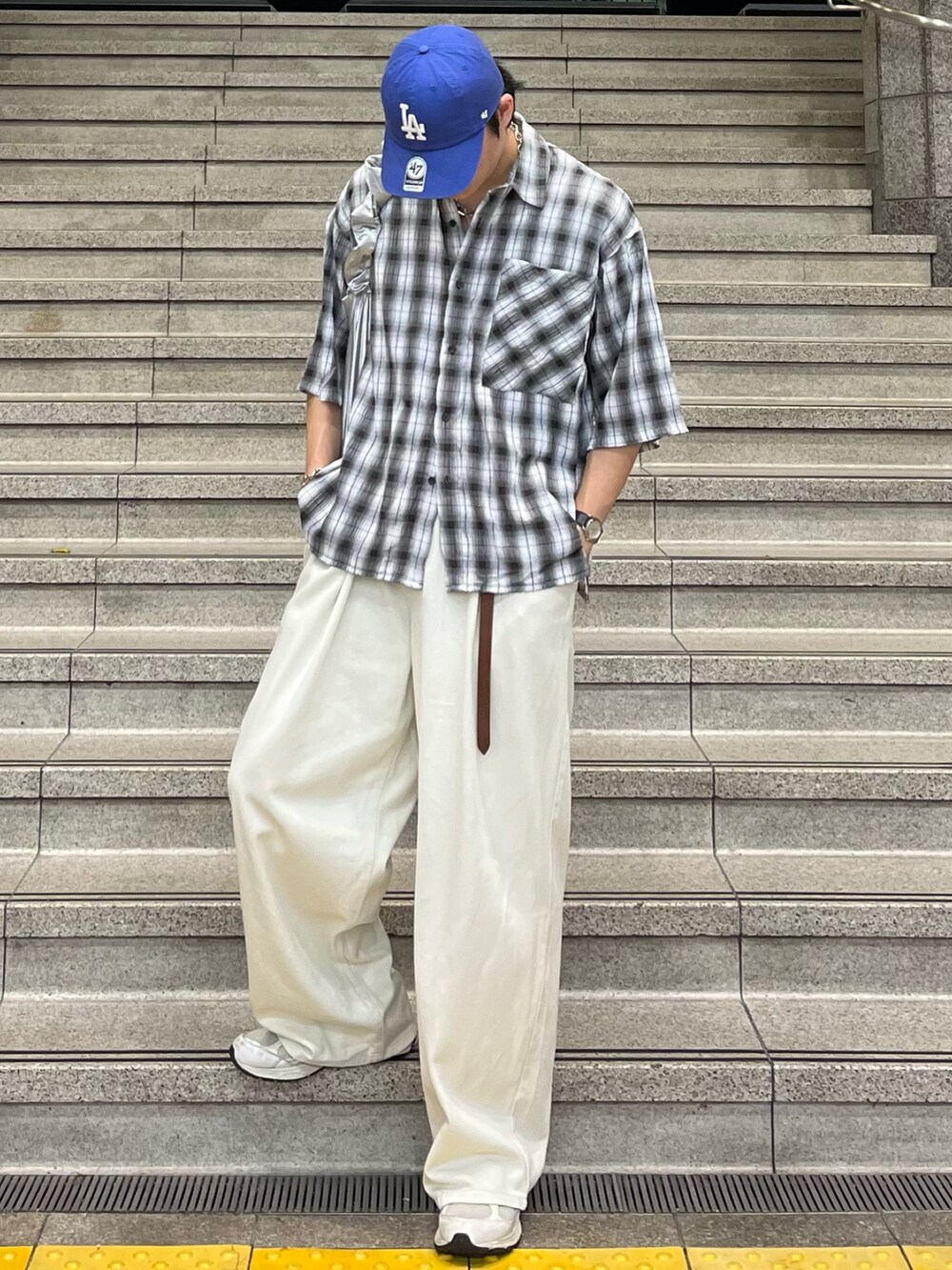 「アツいコーデ全部見せ、お出かけコーデ、古着MIX、シャツスタイル、秋服準備はじめました、チェック、デニム、スニーカー、キャップ、ショルダーバッグ、夏コーデ、きれいめカジュアル、プチプラ、レイヤードスタイル、デートコーデ」｜「epnokのワッシャーオンブレチェックルーズシャツ（シャツ/ブラウス、ブラック系）」を使った、takumaさん（メンズ・180cm）の夏コーディネートの4枚目の写真