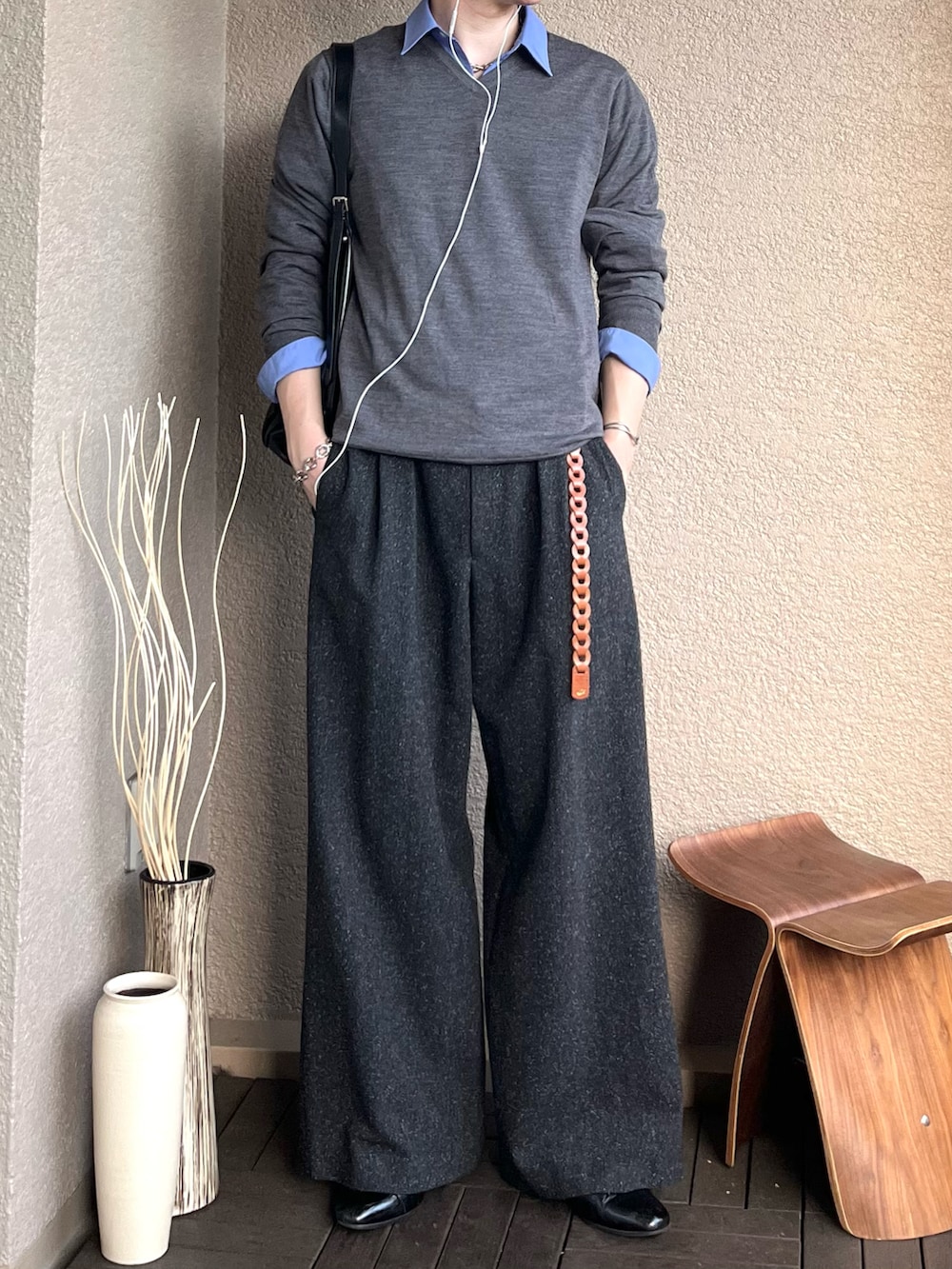 ブラック系のショルダーバッグ、ブルー系のシャツ/ブラウス、ブラック系のスラックスを着用したメンズの秋コーディネートの3枚目の写真