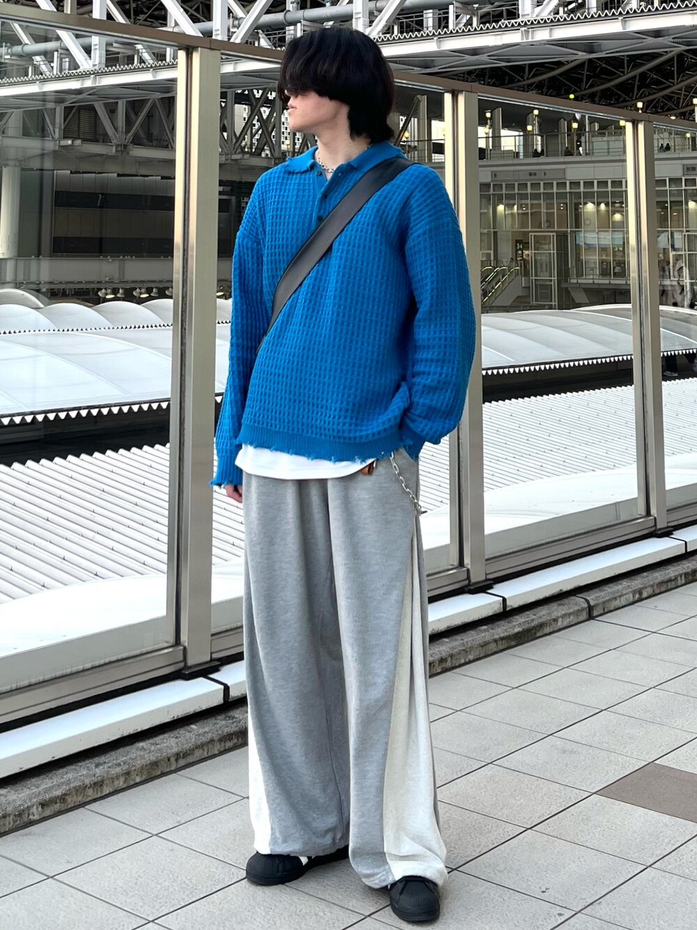 「お出かけコーデ、シンプルコーデ、メガネ男子、ショルダーバッグ、韓国ファッション、スニーカー、プチプラ、デートコーデ、ストリート、春夏コーデ、淡色コーデ、モード、きれいめカジュアル、休日スタイル、春カラー」|「ENDER PRODUCTSの3Dコードヤーンダメージニット ビッグシルエットポロシャツ【ENDER PRODUCTS/エンダープロダクツ】(ニット/セーター、ブルー系)」を使った、takumaさん(メンズ・180cm)の春コーディネートの5枚目の写真