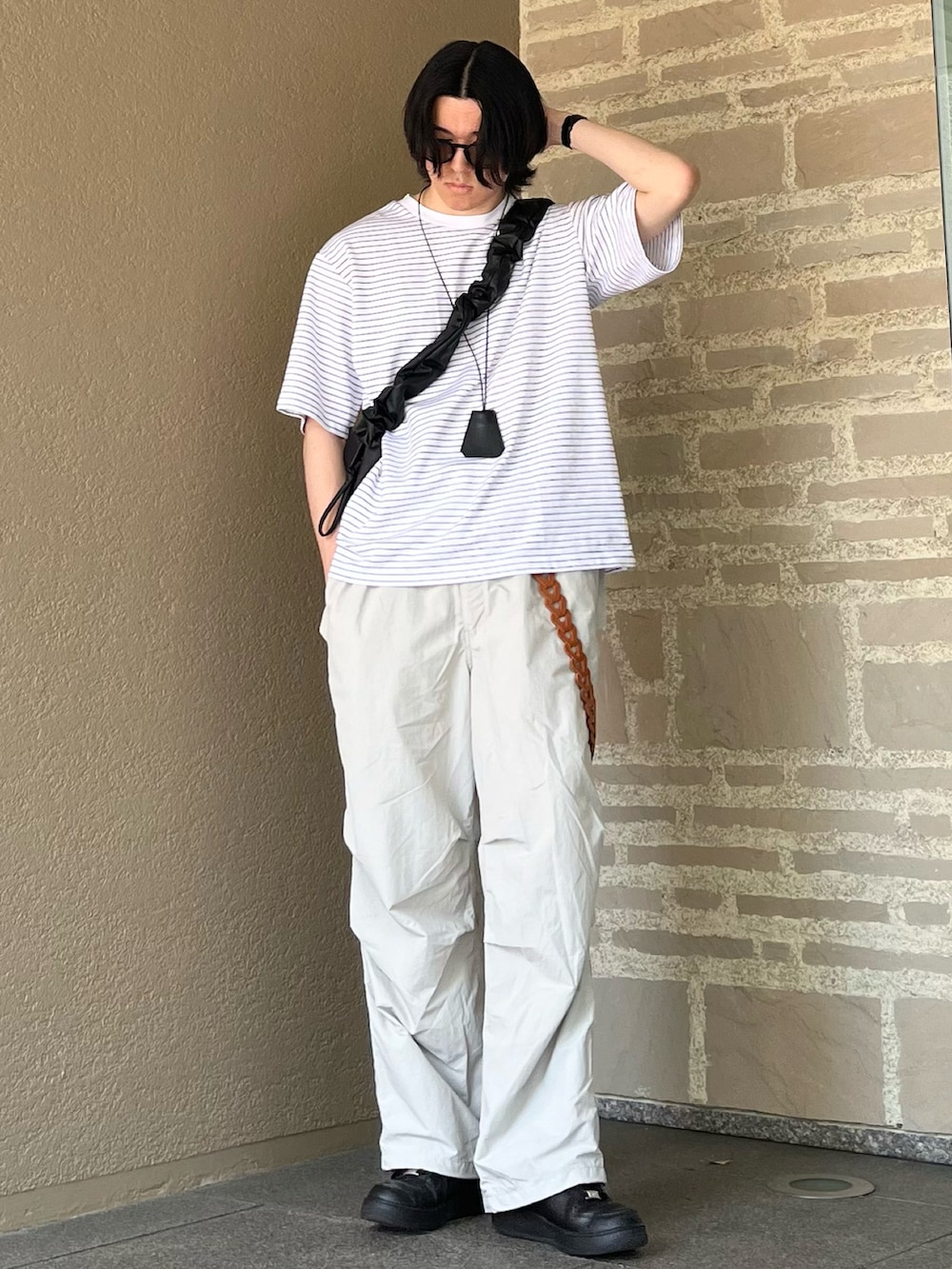 「モノトーン、白Tシャツ、夏だ!Tシャツ着よう!、フェスコーデ、夏コーデ、レイヤードスタイル、デートコーデ、シンプルコーデ、カーゴパンツ、ボーダー、スニーカー、サングラス、韓国ファッション、スポーツミックス、アウトドアスタイル」|「WYM LIDNMのNARROW BORDER WIDE TEE(Tシャツ/カットソー、ホワイト系)」を使った、takumaさん(メンズ・180cm)の夏コーディネートの2枚目の写真