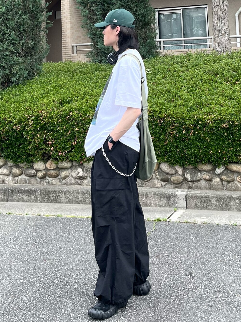 「プチプラ、シャツ好き集まれ、ロゴT、韓国ファッション、夏コーデ、カーゴパンツ、デートコーデ、シンプルコーデ、アウトドアスタイル、スポーツミックス、パステルカラー、スニーカー、キャップ、夏だ!Tシャツ着よう!、白Tシャツ」|「UNIQLOのアイテム(Tシャツ/カットソー、ホワイト系)」を使った、takumaさん(メンズ・180cm)の春コーディネートの2枚目の写真