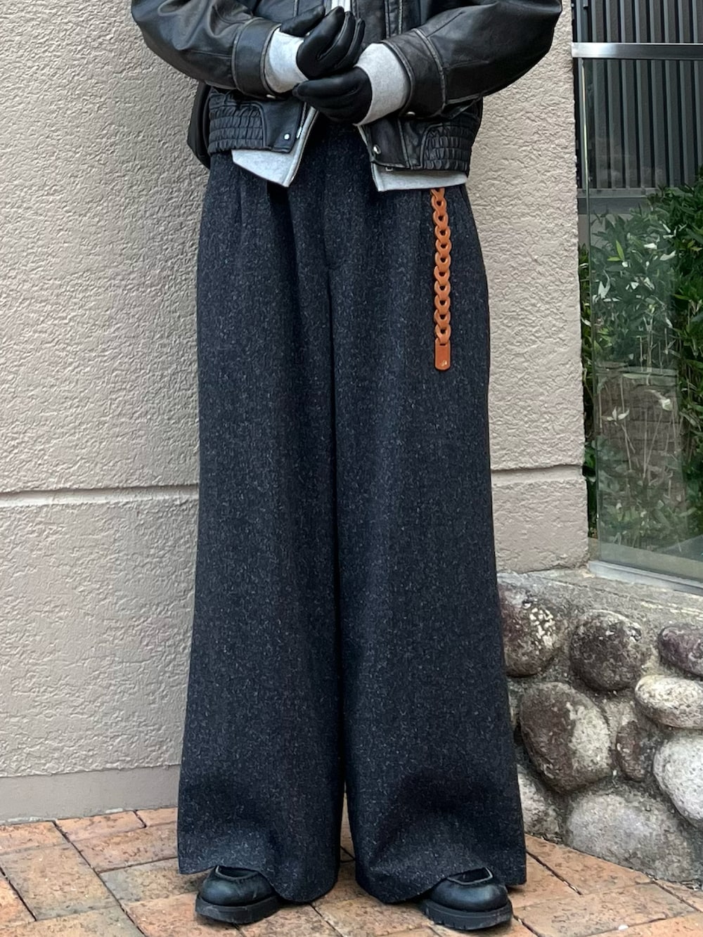 「レイヤードスタイル、レザー、レザージャケット、パーカー、ジップパーカー、ワイドパンツ、スラックス、ショルダーバッグ、冬コーデ、冬アウター、きれいめカジュアル、デートコーデ、お出かけコーデ、プチプラ、韓国ファッション」|「WYM LIDNMのARTIFICIAL GRAIN FLIGHT BLOUSON(ブルゾン、グレー系)」を使った、takumaさん(メンズ・180cm)の冬コーディネートの5枚目の写真