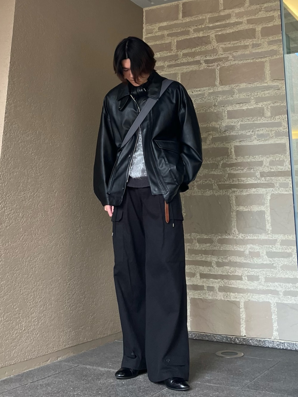 「ファッションを楽しもう、WEARyouthコーデ、レザー、レザージャケット、秋冬コーデ、メンズファッション、きれいめカジュアル、ニット、カーゴパンツ、オーバーサイズ、革靴、outfit、ootd、アウター、ジャケット」｜「WYM LIDNMのFAUX LEATHER MILITARY BLOUSON（ブルゾン、ブラック系）」を使った、takumaさん（メンズ・180cm）の冬コーディネートの3枚目の写真