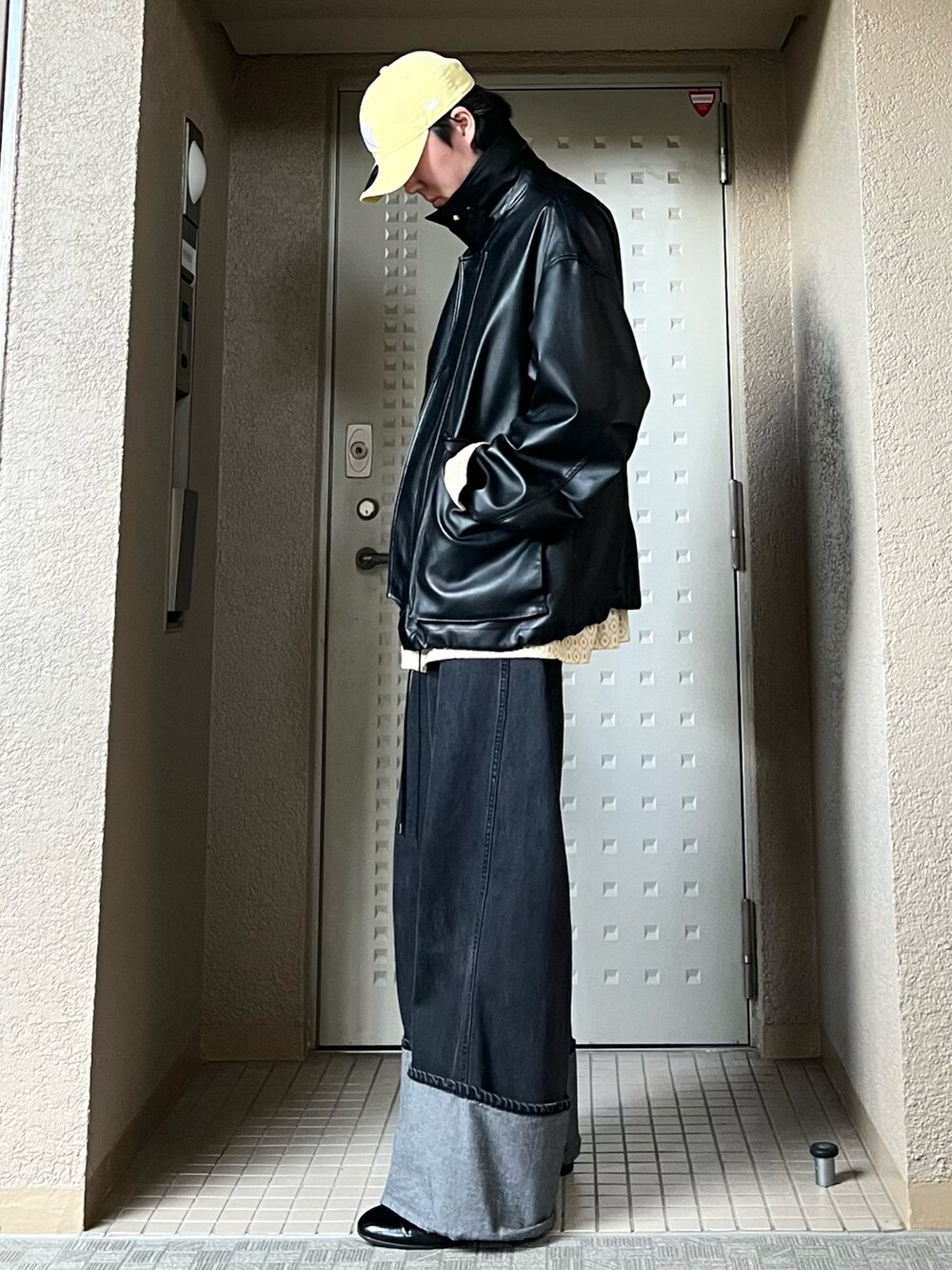 「春コーデ、春色、デニム、デートコーデ、シンプルコーデ、レイヤードスタイル、お出かけコーデ、キャップ、大人カジュアル、休日スタイル、春アウター、ジャケットスタイル、ジャケットコーデ、春のNewスタイル、WEARyouthコーデ」｜「WYM LIDNMのFAUX LEATHER MILITARY BLOUSON（ブルゾン、ブラック系）」を使った、takumaさん（メンズ・180cm）の春コーディネートの4枚目の写真