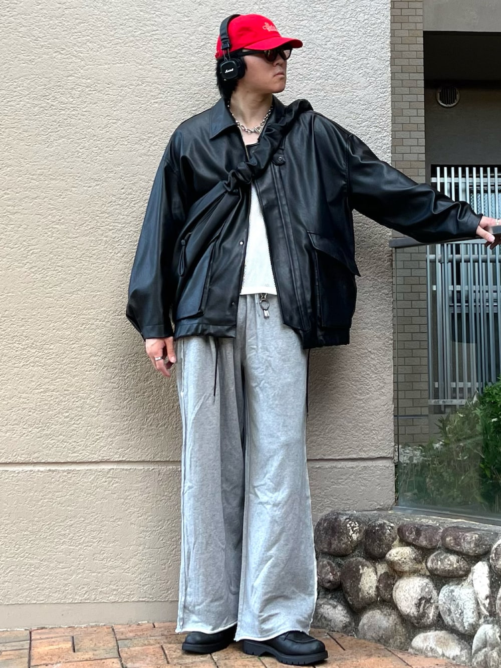 「秋っぽコーデ更新中、メガネ男子、レイヤードスタイル、キャップ、スポーツミックス、アウトドアスタイル、ショルダーバッグ、プチプラ、ワイドパンツ、秋コーデ、レザー、古着MIX、テーマパークコーデ、淡色コーデ、スウェット」|「WYM LIDNMのFAUX LEATHER MILITARY BLOUSON(ブルゾン、ブラック系)」を使った、takumaさん(メンズ・180cm)の秋コーディネートの2枚目の写真
