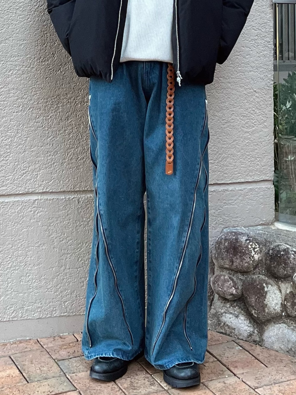 「ダウンジャケット、クリスマスに着たい服、ニット、デニム、革靴、シンプルコーデ、冬コーデ、冬アウター、ブラウン、きれいめカジュアル、レイヤードスタイル、マイベストコーデ2024、淡色コーデ、レザー、古着MIX」｜「WYM LIDNMのMETAL ZIP MINIMAL HEAT FIBER DOWN（ダウンジャケット/コート、ブラック系）」を使った、takumaさん（メンズ・180cm）の冬コーディネートの4枚目の写真