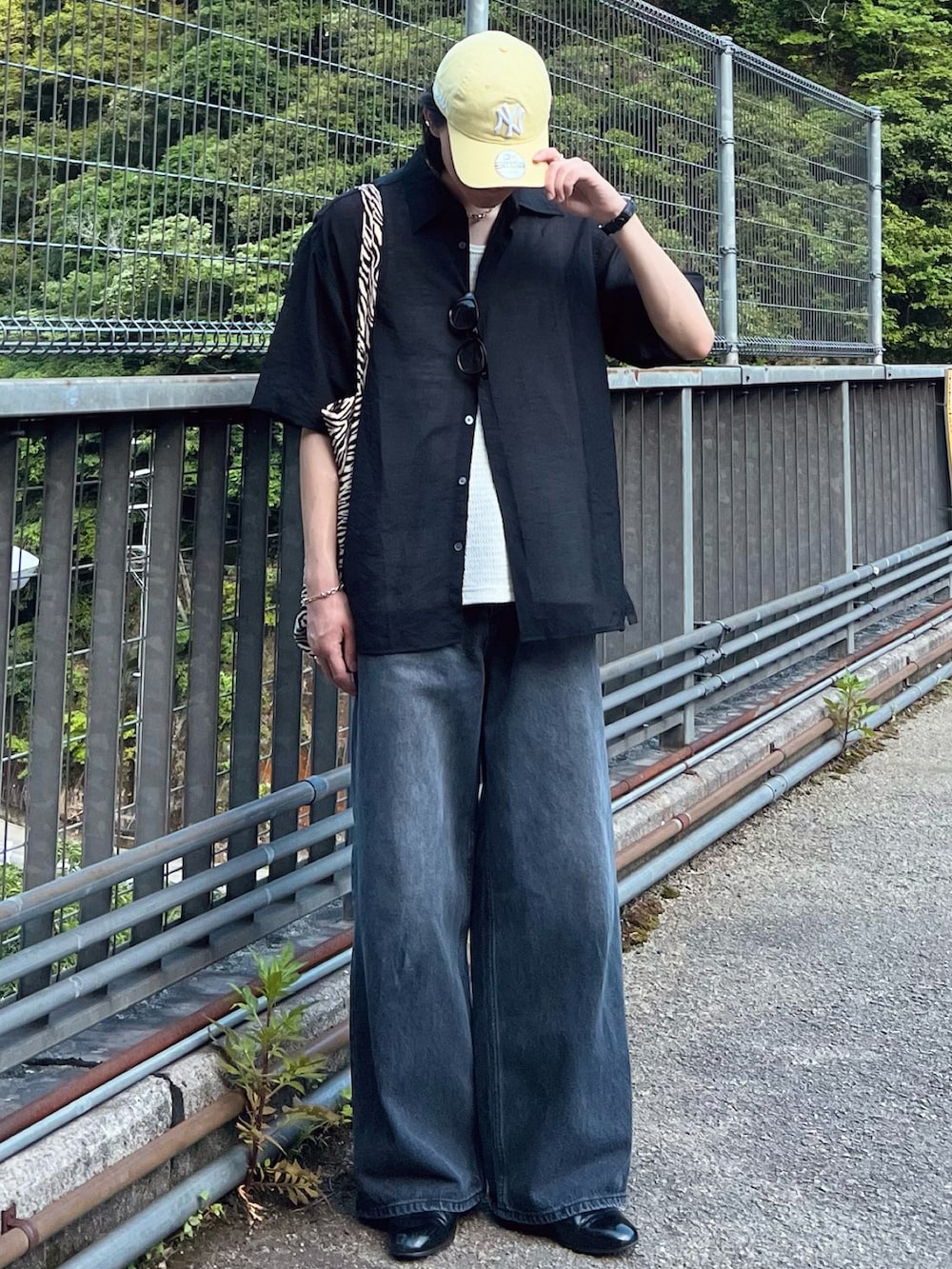 「レイヤードスタイル、フェススタイル、夏コーデ、テーマパークコーデ、さらっと晴れやかスナップ、シャツ好き集まれ、シャツスタイル、タンクトップ、デニム、トートバッグ、キャップ、デートコーデ、プチプラ、きれいめカジュアル、スポーツミックス」|「EMMA CLOTHESのシアーS/Sルーズシャツ EMMA CLOTHES 2024SS(シャツ/ブラウス、ブラック系)」を使った、takumaさん(メンズ・180cm)の夏コーディネートの4枚目の写真