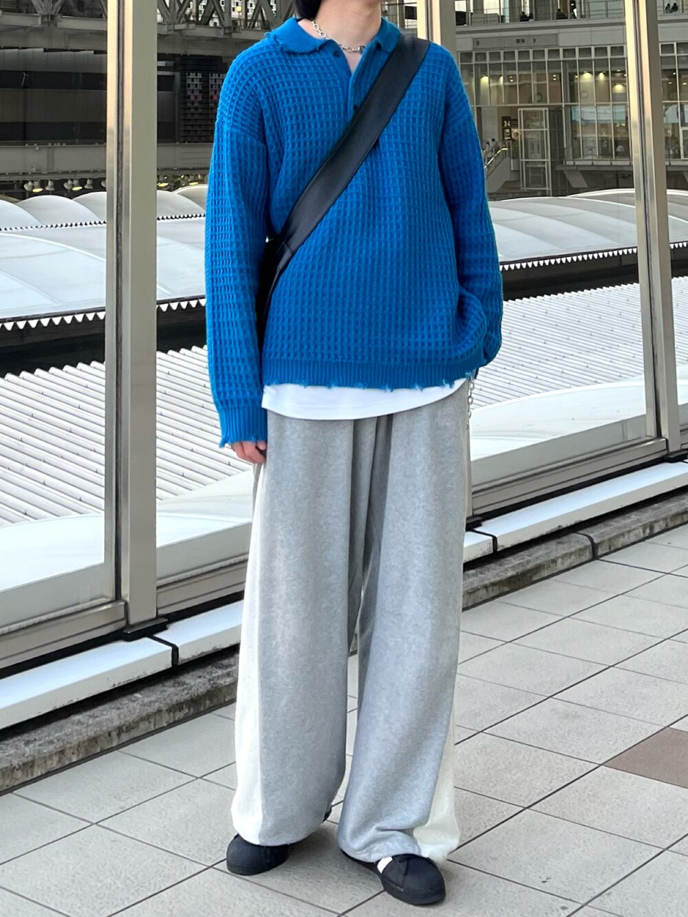 「お出かけコーデ、シンプルコーデ、メガネ男子、ショルダーバッグ、韓国ファッション、スニーカー、プチプラ、デートコーデ、ストリート、春夏コーデ、淡色コーデ、モード、きれいめカジュアル、休日スタイル、春カラー」|「ENDER PRODUCTSの3Dコードヤーンダメージニット ビッグシルエットポロシャツ【ENDER PRODUCTS/エンダープロダクツ】(ニット/セーター、ブルー系)」を使った、takumaさん(メンズ・180cm)の春コーディネートの2枚目の写真