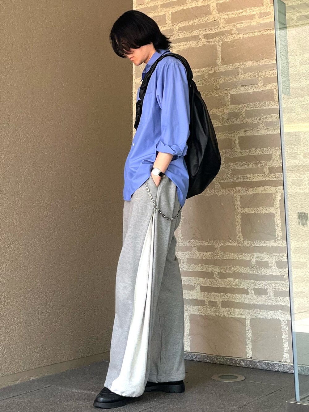 「WYM LIDNMのTENCEL RELAX WIDE SHIRT（シャツ/ブラウス、ブルー系）」を使った、takumaさん（メンズ・180cm）の春コーディネートの4枚目の写真