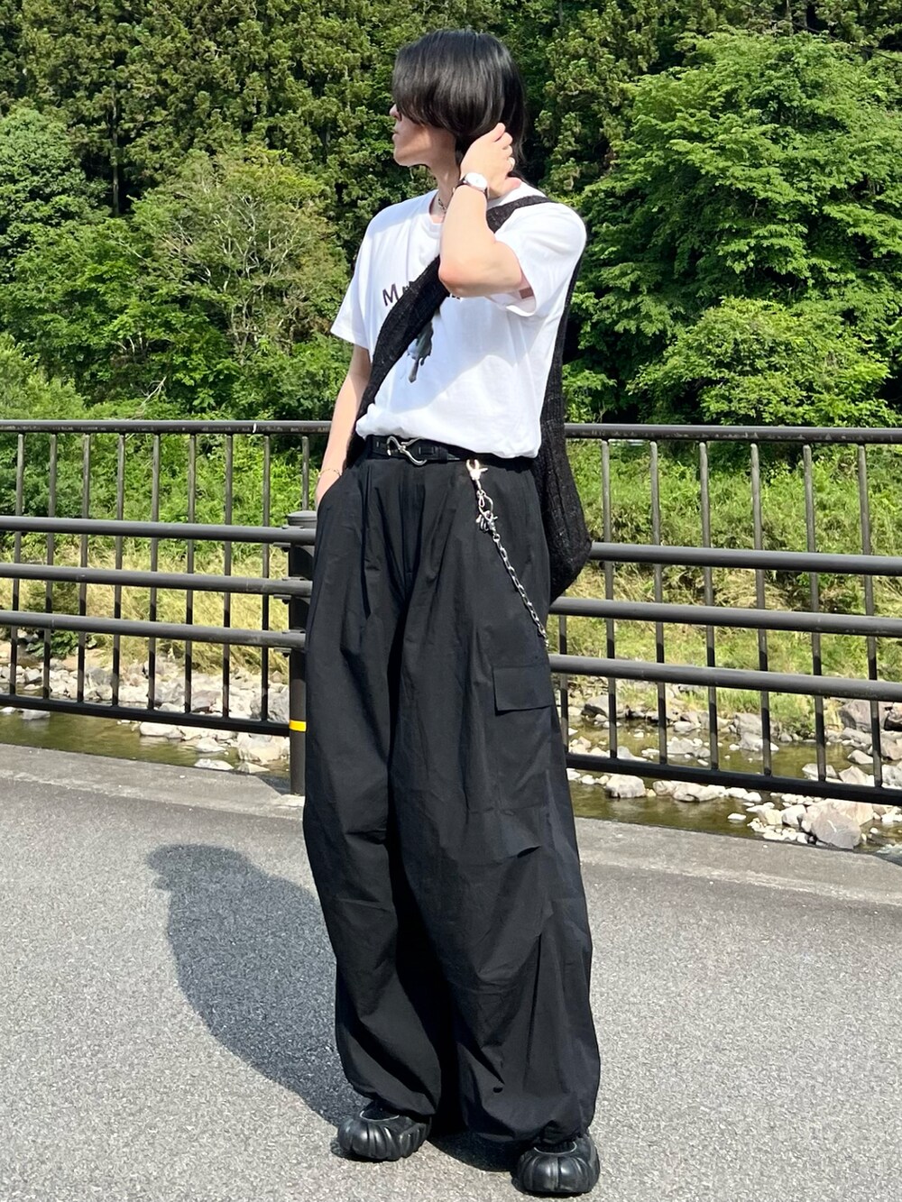 「プチプラ、夏コーデ、デートコーデ、韓国ファッション、モノトーン、メガネ男子、レイヤードスタイル、ショルダーバッグ、雨の日コーデ、カーゴパンツ、スニーカー、夏だ!Tシャツ着よう!、白Tシャツ、ロゴT、シャツコーデ」|「FUJIFILMのアイテム(Tシャツ/カットソー、ホワイト系)」を使った、takumaさん(メンズ・180cm)の夏コーディネートの4枚目の写真