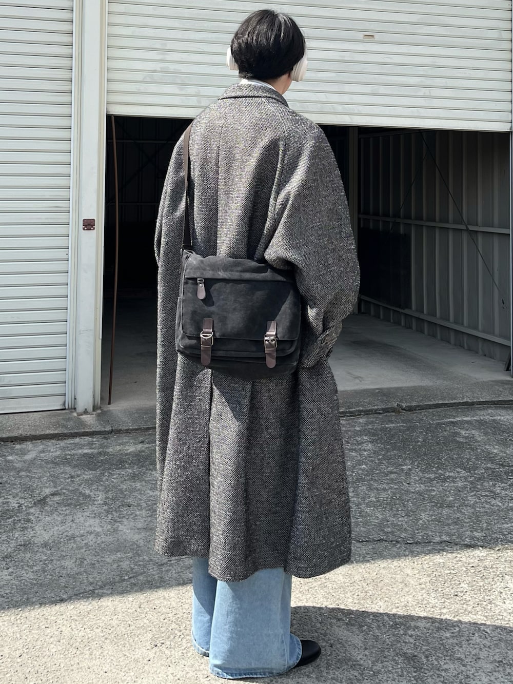 「春めき満開コーデ、スポーツミックス、古着MIX、春コーデ、春アウター、ネクタイ、デニム、ロングコート、プチプラ、春色、きれいめカジュアル、レイヤードスタイル、シャツスタイル、ブーツ、ショルダーバッグ」|「soerteのWOOL BLEND BALMACAAN ANNIVERSARY COAT/ウールブレンドバルマカーンコート(ステンカラーコート、ブラック系)」を使った、takumaさん(メンズ・180cm)の春コーディネートの3枚目の写真