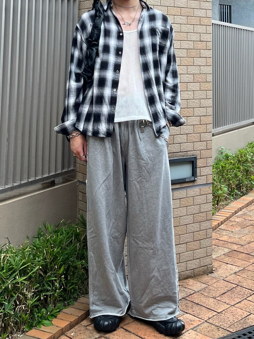 「チェック、レイヤードスタイル、秋っぽコーデ更新中、秋服準備はじめました、秋コーデ、デートコーデ、休日スタイル、スニーカー、ショルダーバッグ、韓国ファッション、プチプラ、きれいめカジュアル、テーマパークコーデ、淡色コーデ、レザー」｜「THE CRAFT CREW PRODUCTSの【THE CRAFT CREW PRODUCTS】ファンクショナルファブリック ビッグシルエット アソートレギュラーカラー長袖シャツ / 抗菌・防臭・イージーケア（シャツ/ブラウス、ホワイト系）」を使った、takumaさん（メンズ・180cm）の秋コーディネートの2枚目の写真
