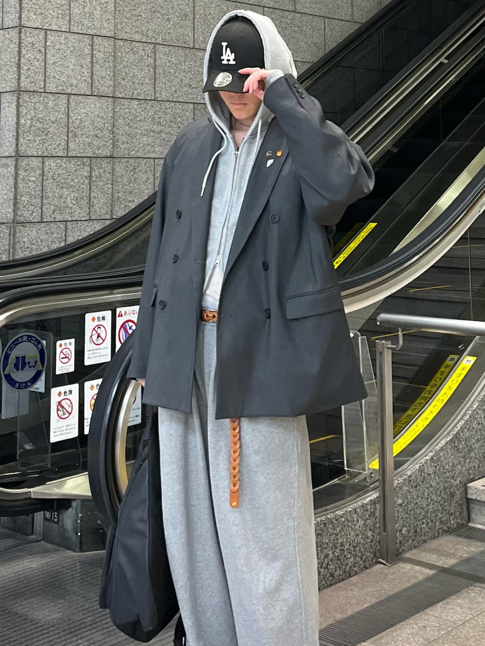 「キャップ、スウェットパンツ、スニーカー、きれいめカジュアル、セットアップ、古着MIX、春コーデ、春めき満開コーデ、テーラードジャケット、春色、プチプラ、ジップパーカー、最近のいい感じコーデ、ジャケットスタイル、スポーツミックス」｜「soerteのOversized double-breasted jacket/オーバーサイズダブルブレストストレートジャケット（テーラードジャケット、グレー系）」を使った、takumaさん（メンズ・180cm）の冬コーディネートの4枚目の写真