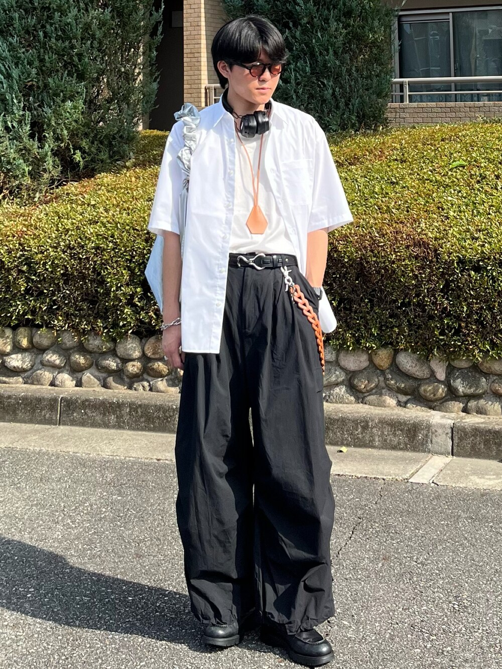 「レイヤードスタイル、お出かけコーデ、プチプラ、古着MIX、アツいコーデ全部見せ、シャツスタイル、カーゴパンツ、サングラス、メガネ男子、夏コーデ、スポーツミックス、トートバッグ、スニーカー、モノトーン、厚底シューズ」｜「WYM LIDNMのMICRO SPAN BASIC WIDE H/S SHIRT（シャツ/ブラウス、ホワイト系）」を使った、takumaさん（メンズ・180cm）の夏コーディネートの3枚目の写真