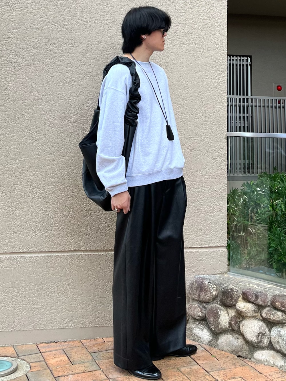 「秋っぽコーデ更新中、レザー、淡色コーデ、テーマパークコーデ、スウェット、ワイドパンツ、ショルダーバッグ、メガネ男子、モノトーン、プチプラ、レイヤードスタイル、古着MIX、デートコーデ、秋コーデ、ローファー」|「WYM LIDNMのHEAVY WEIGHT LOOSE SWEAT(スウェット、グレー系)」を使った、takumaさん(メンズ・180cm)の秋コーディネートの3枚目の写真