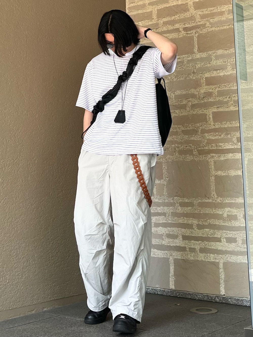 「モノトーン、白Tシャツ、夏だ!Tシャツ着よう!、フェスコーデ、夏コーデ、レイヤードスタイル、デートコーデ、シンプルコーデ、カーゴパンツ、ボーダー、スニーカー、サングラス、韓国ファッション、スポーツミックス、アウトドアスタイル」|「WYM LIDNMのNARROW BORDER WIDE TEE(Tシャツ/カットソー、ホワイト系)」を使った、takumaさん(メンズ・180cm)の夏コーディネートの5枚目の写真