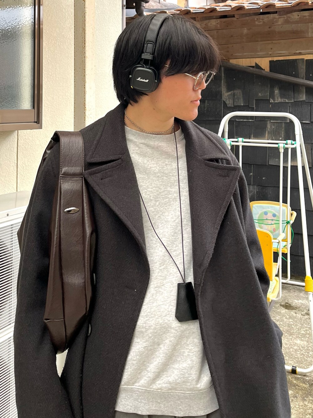 「レイヤードスタイル、デニム、スウェット、ロングコート、レザー、きれいめカジュアル、冬コーデ、冬アウター、古着MIX、デートコーデ、ショルダーバッグ、韓国ファッション、プチプラ、ワイドパンツ、お出かけコーデ」｜「WYM LIDNMのSMOOTH HERRINGBONE MAXI OVER COAT（チェスターコート、グレー系）」を使った、takumaさん（メンズ・180cm）の冬コーディネートの2枚目の写真
