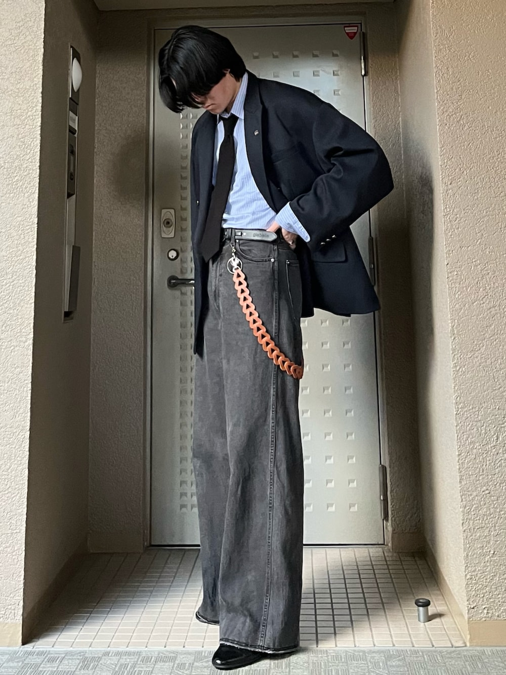 「休日スタイル、デニム、シンプルコーデ、デートコーデ、レイヤードスタイル、レザー、ジャケットスタイル、お出かけコーデ、ストライプシャツ、古着MIX、秋コーデ、スポーツミックス、テーラードジャケット、きれいめカジュアル、最近のいい感じコーデ」|「soerteのOver size 6B assort blazer / オーバーサイズ6ボタンアソートブレザー(テーラードジャケット、ブルー系)」を使った、takumaさん(メンズ・180cm)の春コーディネートの4枚目の写真