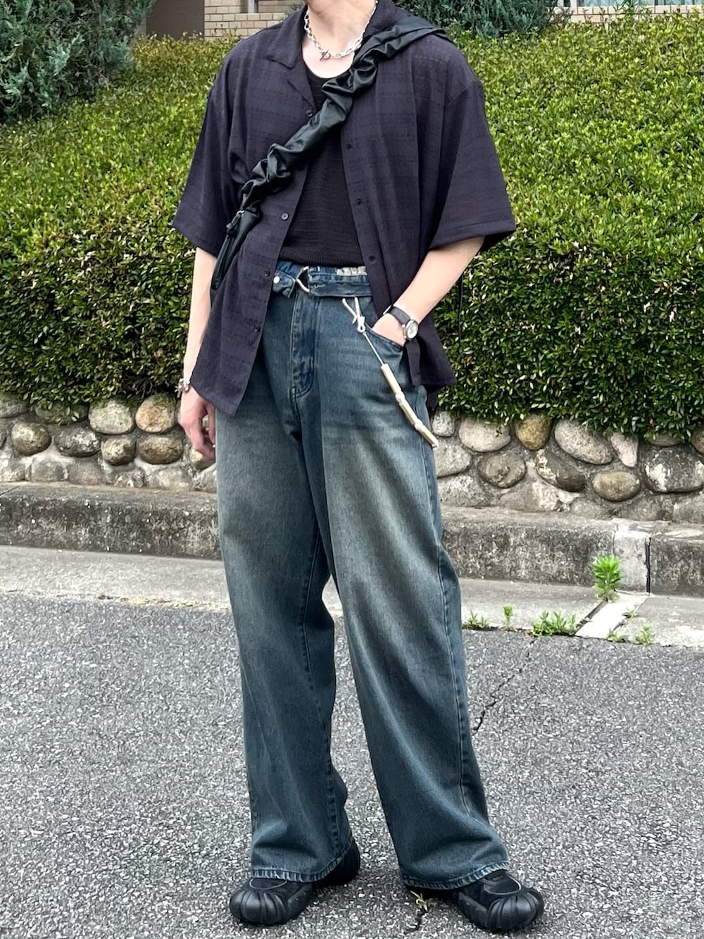 「レイヤードスタイル、夏コーデ、テーマパークコーデ、ショルダーバッグ、サングラス、デニム、スニーカー、タンクトップ、お出かけコーデ、プチプラ、シンプル、韓国ファッション、フェススタイル、古着MIX、きれいめカジュアル」|「EMMA CLOTHESのジャガードニットルーズオープンカラーシャツ EMMA CLOTHES 2024SS(シャツ/ブラウス、グレー系)」を使った、takumaさん(メンズ・180cm)の夏コーディネートの5枚目の写真
