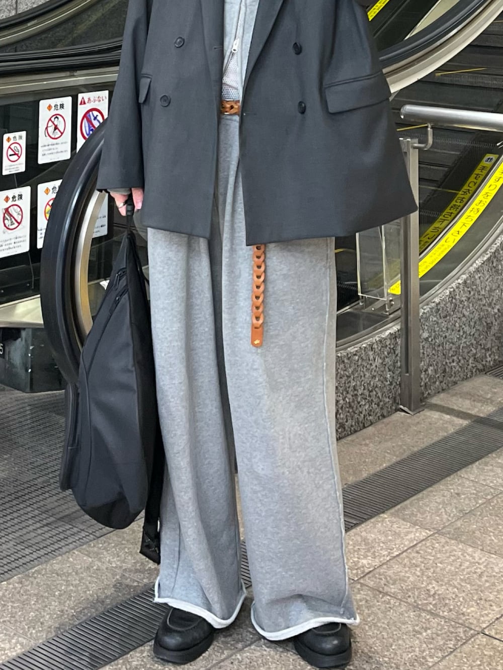 「キャップ、スウェットパンツ、スニーカー、きれいめカジュアル、セットアップ、古着MIX、春コーデ、春めき満開コーデ、テーラードジャケット、春色、プチプラ、ジップパーカー、最近のいい感じコーデ、ジャケットスタイル、スポーツミックス」｜「soerteのOversized double-breasted jacket/オーバーサイズダブルブレストストレートジャケット（テーラードジャケット、グレー系）」を使った、takumaさん（メンズ・180cm）の冬コーディネートの3枚目の写真