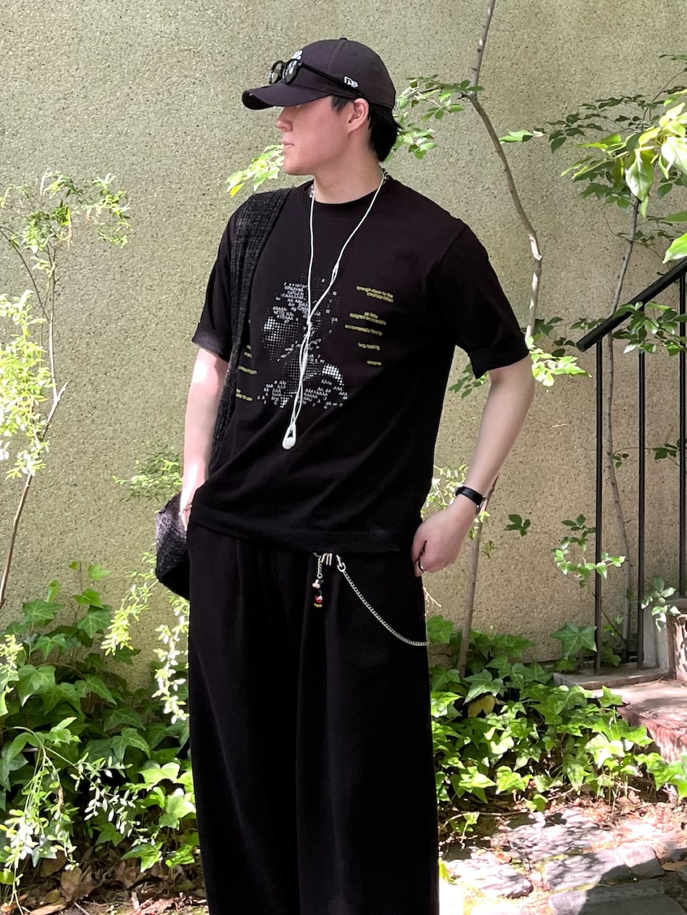「ブラックコーデ、古着MIX、雨の日コーデ、モノトーン、夏コーデ、黒Tシャツ、韓国ファッション、キャップ、Tシャツ、スニーカー、サングラス、メガネ男子、きれいめカジュアル、レイヤードスタイル、スポーツミックス」|「soerteの4 pattern assort graphic Tee/4パターンアソートグラフィックT(Tシャツ/カットソー、ブラック系)」を使った、takumaさん(メンズ・180cm)の夏コーディネートの2枚目の写真