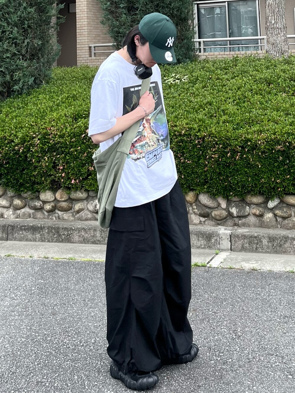「プチプラ、シャツ好き集まれ、ロゴT、韓国ファッション、夏コーデ、カーゴパンツ、デートコーデ、シンプルコーデ、アウトドアスタイル、スポーツミックス、パステルカラー、スニーカー、キャップ、夏だ!Tシャツ着よう!、白Tシャツ」|「UNIQLOのアイテム(Tシャツ/カットソー、ホワイト系)」を使った、takumaさん(メンズ・180cm)の春コーディネートの4枚目の写真