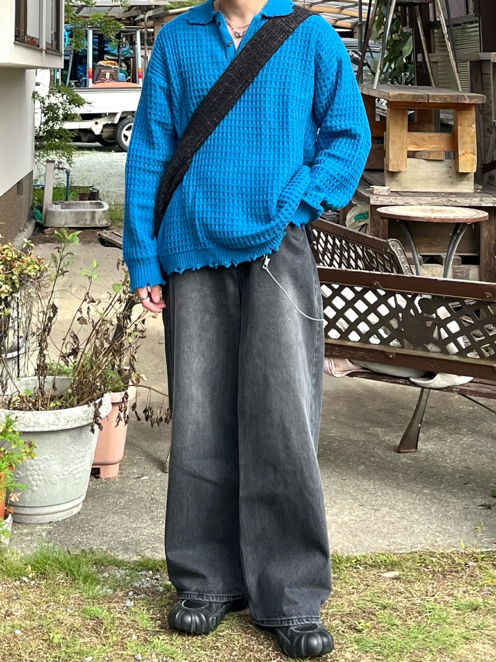 「秋っぽコーデ更新中、秋コーデ、秋服準備はじめました、アウトドアスタイル、レイヤードスタイル、デニム、スニーカー、お出かけコーデ、休日スタイル、きれいめカジュアル、韓国ファッション、古着MIX、プチプラ、ショルダーバッグ、スポーツミックス」|「ENDER PRODUCTSの3Dコードヤーンダメージニット ビッグシルエットポロシャツ【ENDER PRODUCTS/エンダープロダクツ】(ニット/セーター、ブルー系)」を使った、takumaさん(メンズ・180cm)の秋コーディネートの5枚目の写真