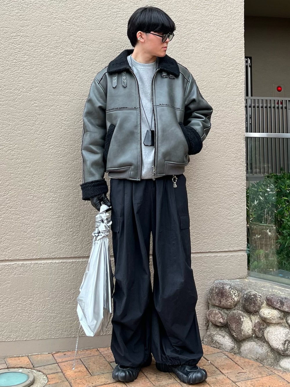 「冬コーデ、冬アウター、マイベストコーデ2024、クリスマスに着たい服、レザー、スウェット、古着MIX、きれいめカジュアル、レイヤードスタイル、カーゴパンツ、ワイドパンツ、スニーカー、テーマパークコーデ、休日スタイル、メガネ男子」｜「soerteのSTAND COLLAR B-3 FAKE MOUTON JACKET/スタンドカラーフェイクムートンジャケット（その他アウター、ブラック系）」を使った、takumaさん（メンズ・180cm）の冬コーディネートの4枚目の写真