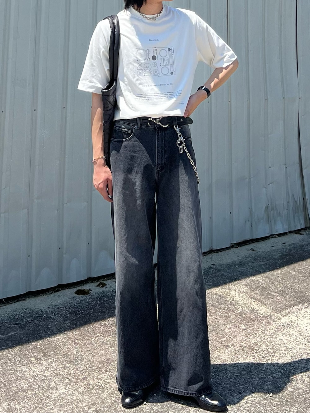 「プチプラ、きれいめカジュアル、フェスコーデ、夏だ！Tシャツ着よう！、さらっと晴れやかスナップ、白Tシャツ、トートバッグ、デニム、サングラス、シンプルコーデ、デートコーデ、韓国ファッション、夏コーデ、雨の日コーデ、モノトーン」｜「soerteの4 pattern assort graphic Tee/４パターンアソートグラフィックT（Tシャツ/カットソー、その他）」を使った、takumaさん（メンズ・180cm）の夏コーディネートの5枚目の写真