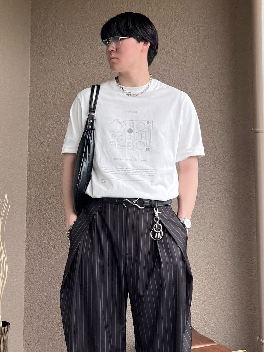 「モノトーン、スポーツミックス、雨の日コーデ、白Tシャツ、Tシャツ、ワイドパンツ、レイヤードスタイル、韓国ファッション、サングラス、スラックス、春夏コーデ、夏コーデ、きれいめカジュアル、プチプラ、シンプルコーデ」｜「soerteの4 pattern assort graphic Tee/４パターンアソートグラフィックT（Tシャツ/カットソー、その他）」を使った、takumaさん（メンズ・180cm）の夏コーディネートの2枚目の写真