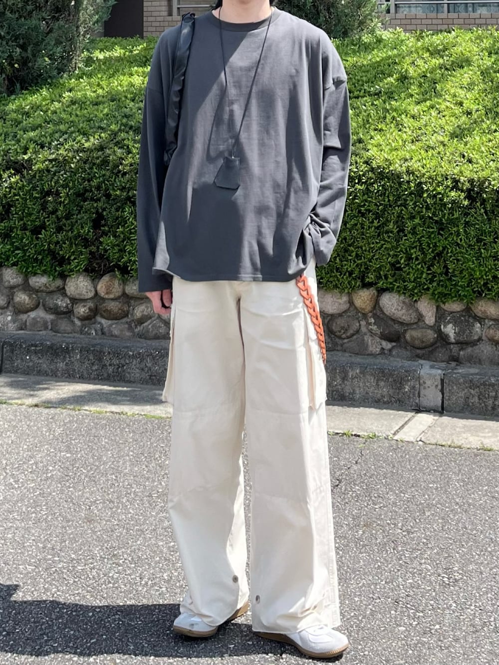 「プチプラ、きれいめカジュアル、カーゴパンツ、スニーカー、ロンT、アウトドアスタイル、韓国ファッション、デートコーデ、レイヤードスタイル、古着MIX、メガネ男子、春コーデ、春色、春めき満開コーデ、最近のいい感じコーデ」｜「MONO-MARTのリラックスルーズベーシックT オーバーサイズ ラスティックコットン L/Sカットソー（Tシャツ/カットソー、グレー系）」を使った、takumaさん（メンズ・180cm）の春コーディネートの5枚目の写真