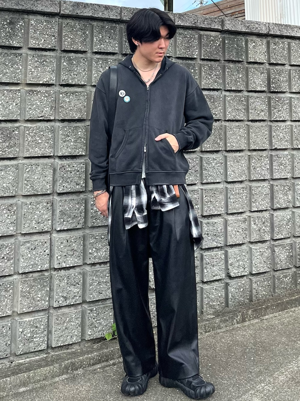 「秋っぽコーデ更新中、レイヤードスタイル、秋コーデ、お出かけコーデ、アウトドアスタイル、スポーツミックス、チェック、モノトーン、スニーカー、ショルダーバッグ、きれいめカジュアル、プチプラ、レザー、古着MIX、テーマパークコーデ」｜「WYM LIDNMのVINTAGE FADED ZIP PARKA（パーカー、ブラック系）」を使った、takumaさん（メンズ・180cm）の秋コーディネートの3枚目の写真